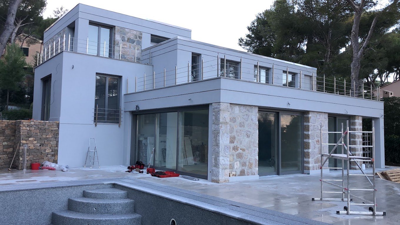 Baies coulissantes et fenêtres aluminium sur une villa neuve
